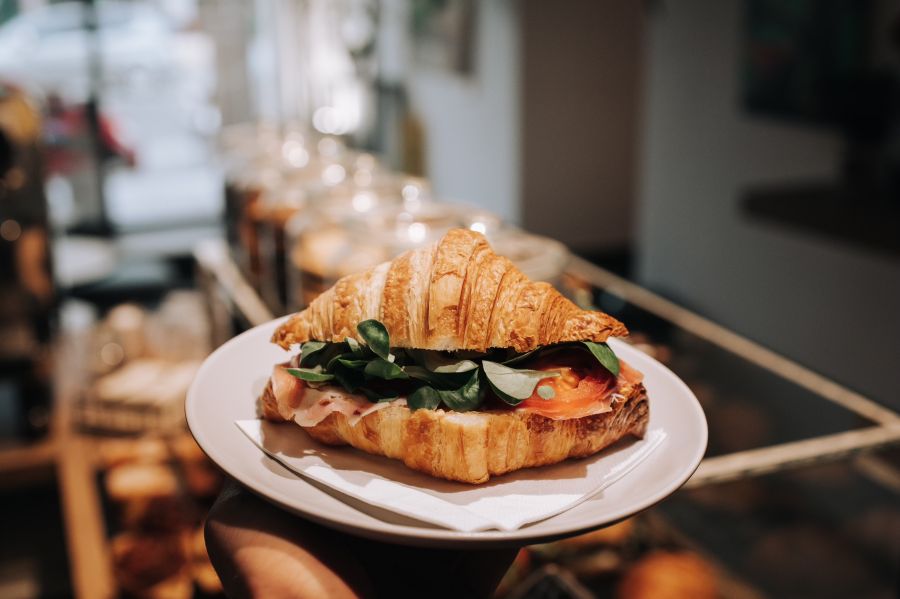 Impozáns és családias hely – Egy jó kávé mellett meginterjúvoltuk a Flat White Art  tulajdonosait - STYLELIFE -  - Flat white art, flat white kávé, kávézó, kávézó a várban, vár kávézó, 