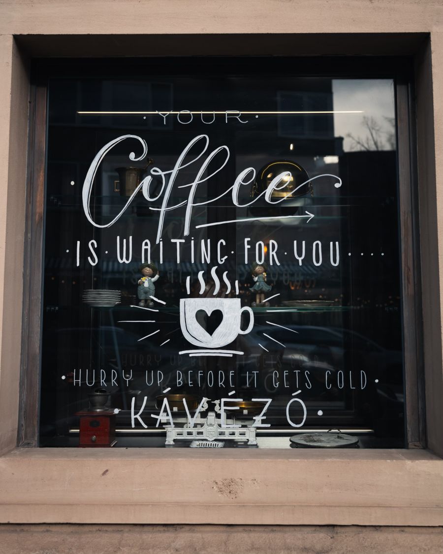 Impozáns és családias hely – Egy jó kávé mellett meginterjúvoltuk a Flat White Art  tulajdonosait - STYLELIFE -  - Flat white art, flat white kávé, kávézó, kávézó a várban, vár kávézó, 