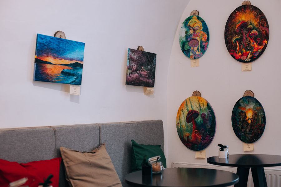 Impozáns és családias hely – Egy jó kávé mellett meginterjúvoltuk a Flat White Art  tulajdonosait - STYLELIFE -  - Flat white art, flat white kávé, kávézó, kávézó a várban, vár kávézó, 