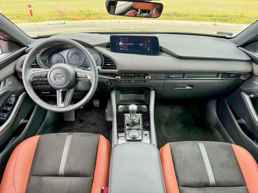 A régi igenis lehet új – Mazda 3 Nagisa - STYLENEWS - Mobility - 2024 Mazda 3 Nagisa, mazda 3, Mazda 3 teszt, 