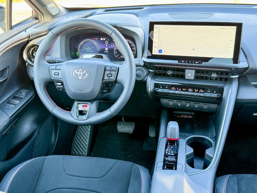 Továbbra is a jövőt mutatja – Toyota C-HR plug-in hybrid GR Sport Premier Edition - STYLENEWS - Mobility - 2024 Toyota C-H, 2024 Toyta C-HR plug-in hybrid GR Sport Premier Edition teszt, C-HR PHEV GR Sport teszt, CHR teszt, Toyota C-HR PHEV teszt, toyota chr, 