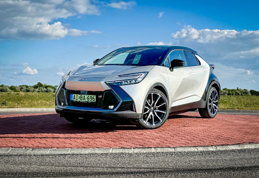 Továbbra is a jövőt mutatja – Toyota C-HR plug-in hybrid GR Sport Premier Edition - STYLENEWS - Mobility - 2024 Toyota C-H, 2024 Toyta C-HR plug-in hybrid GR Sport Premier Edition teszt, C-HR PHEV GR Sport teszt, CHR teszt, Toyota C-HR PHEV teszt, toyota chr, 