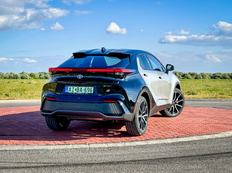 Továbbra is a jövőt mutatja – Toyota C-HR plug-in hybrid GR Sport Premier Edition - STYLENEWS - Mobility - 2024 Toyota C-H, 2024 Toyta C-HR plug-in hybrid GR Sport Premier Edition teszt, C-HR PHEV GR Sport teszt, CHR teszt, Toyota C-HR PHEV teszt, toyota chr, 