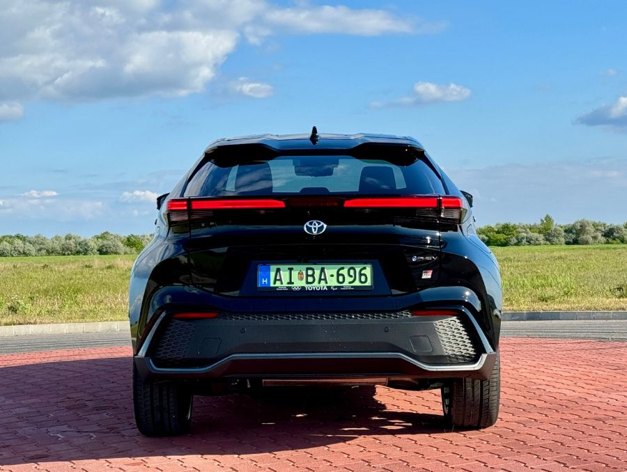 Továbbra is a jövőt mutatja – Toyota C-HR plug-in hybrid GR Sport Premier Edition - STYLENEWS - Mobility - 2024 Toyota C-H, 2024 Toyta C-HR plug-in hybrid GR Sport Premier Edition teszt, C-HR PHEV GR Sport teszt, CHR teszt, Toyota C-HR PHEV teszt, toyota chr, 