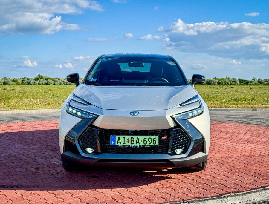 Továbbra is a jövőt mutatja – Toyota C-HR plug-in hybrid GR Sport Premier Edition - STYLENEWS - Mobility - 2024 Toyota C-H, 2024 Toyta C-HR plug-in hybrid GR Sport Premier Edition teszt, C-HR PHEV GR Sport teszt, CHR teszt, Toyota C-HR PHEV teszt, toyota chr, 