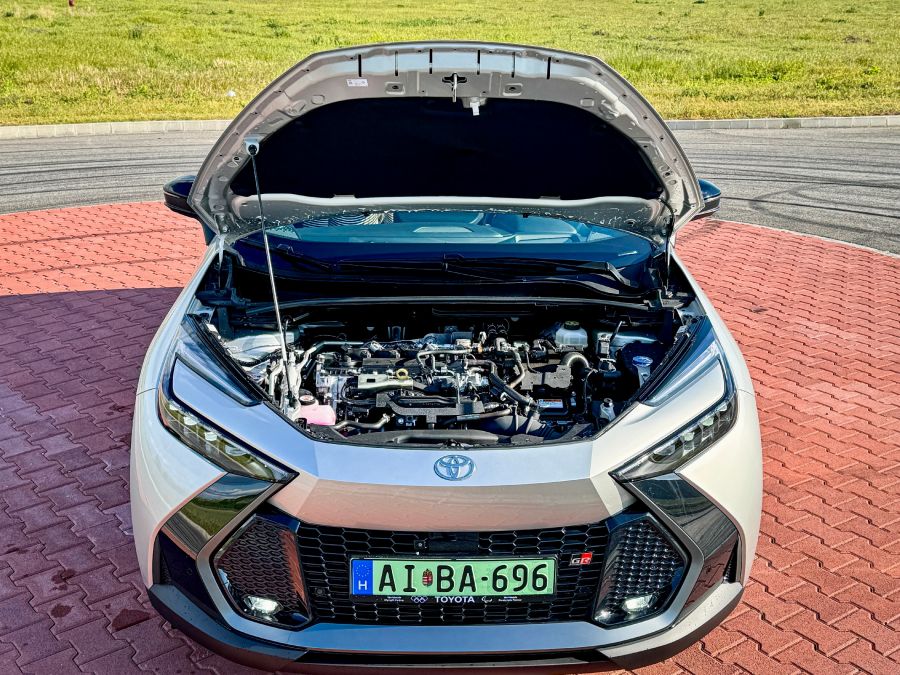 Továbbra is a jövőt mutatja – Toyota C-HR plug-in hybrid GR Sport Premier Edition - STYLENEWS - Mobility - 2024 Toyota C-H, 2024 Toyta C-HR plug-in hybrid GR Sport Premier Edition teszt, C-HR PHEV GR Sport teszt, CHR teszt, Toyota C-HR PHEV teszt, toyota chr, 