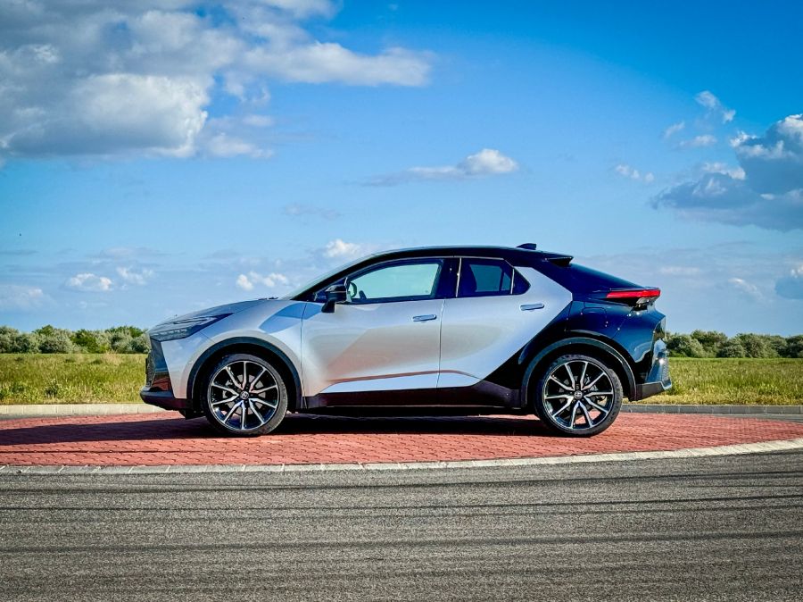 Továbbra is a jövőt mutatja – Toyota C-HR plug-in hybrid GR Sport Premier Edition - STYLENEWS - Mobility - 2024 Toyota C-H, 2024 Toyta C-HR plug-in hybrid GR Sport Premier Edition teszt, C-HR PHEV GR Sport teszt, CHR teszt, Toyota C-HR PHEV teszt, toyota chr, 