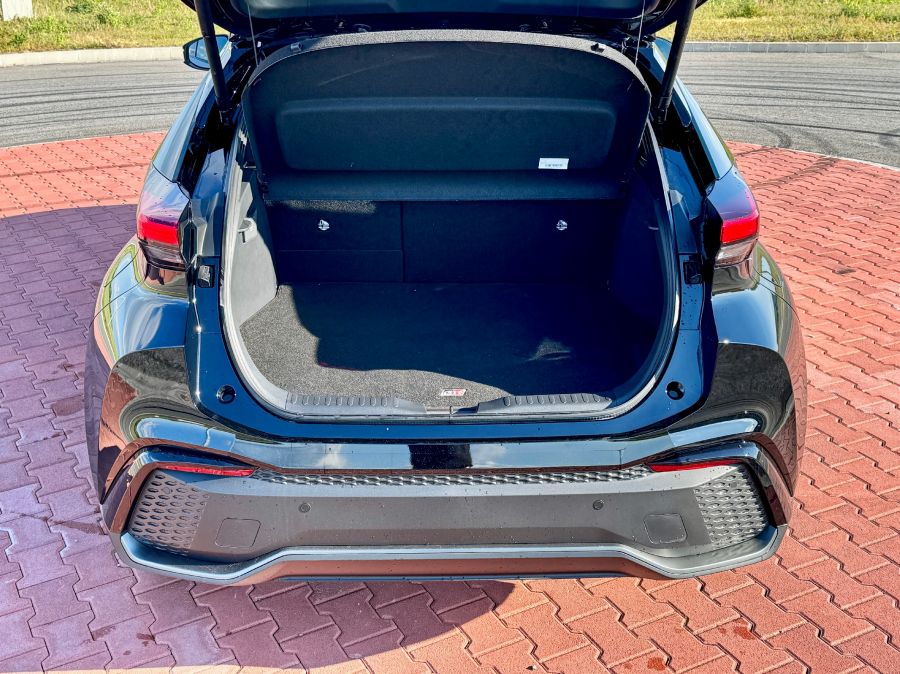 Továbbra is a jövőt mutatja – Toyota C-HR plug-in hybrid GR Sport Premier Edition - STYLENEWS - Mobility - 2024 Toyota C-H, 2024 Toyta C-HR plug-in hybrid GR Sport Premier Edition teszt, C-HR PHEV GR Sport teszt, CHR teszt, Toyota C-HR PHEV teszt, toyota chr, 