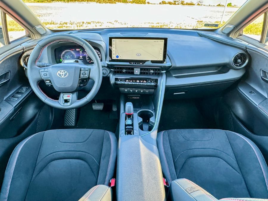 Továbbra is a jövőt mutatja – Toyota C-HR plug-in hybrid GR Sport Premier Edition - STYLENEWS - Mobility - 2024 Toyota C-H, 2024 Toyta C-HR plug-in hybrid GR Sport Premier Edition teszt, C-HR PHEV GR Sport teszt, CHR teszt, Toyota C-HR PHEV teszt, toyota chr, 