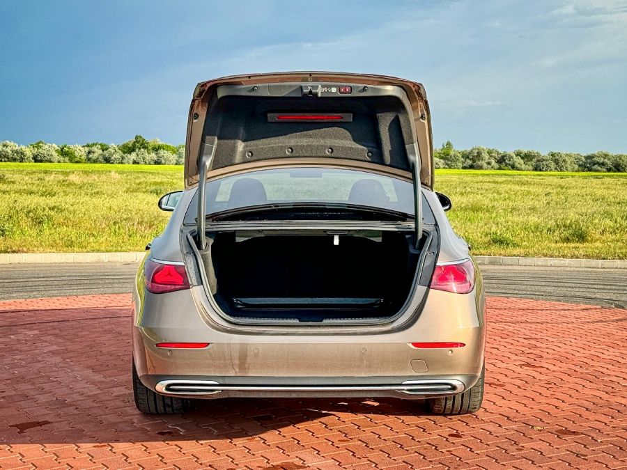 Álló csillag az autógyártásban – Mercedes-Benz E 220 D Exclusive - STYLENEWS - Mobility - 2024 Mercedes E  220d teszt, Mercedes E 220d  Exclusive teszt, Mercedes-Benz E osztály limuzin teszt, 