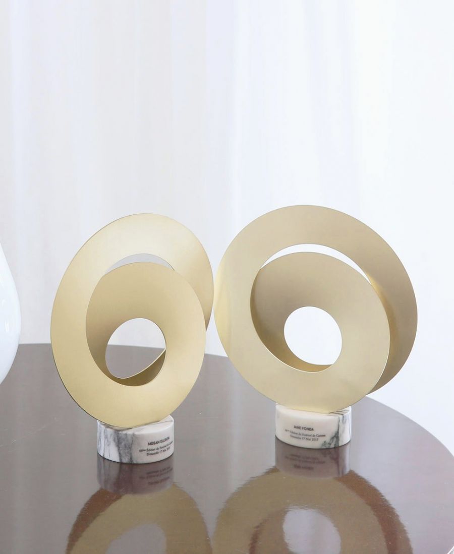 A FILMBEN NINCSENEK SZABÁLYOK!  Dame Donna Langley, a Universal Stúdió főnöke Cannes-ban a Women in Motion trófea átvétele előtt - DIVAT&STÍLUS - Hírek  - cannes, cannes film festival 2024, 