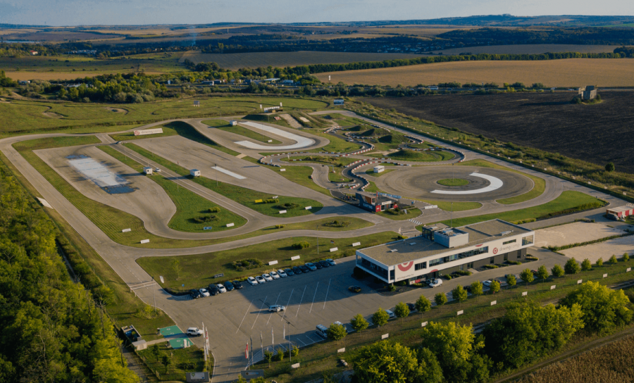 Csapatépítő tréningek a drivingcampen - STYLENEWS - STYLELIFE - autóvezetés, csapatépítés, csapatépítő programok, csapatmunka, drivingcamp, májusi programok, programok, 