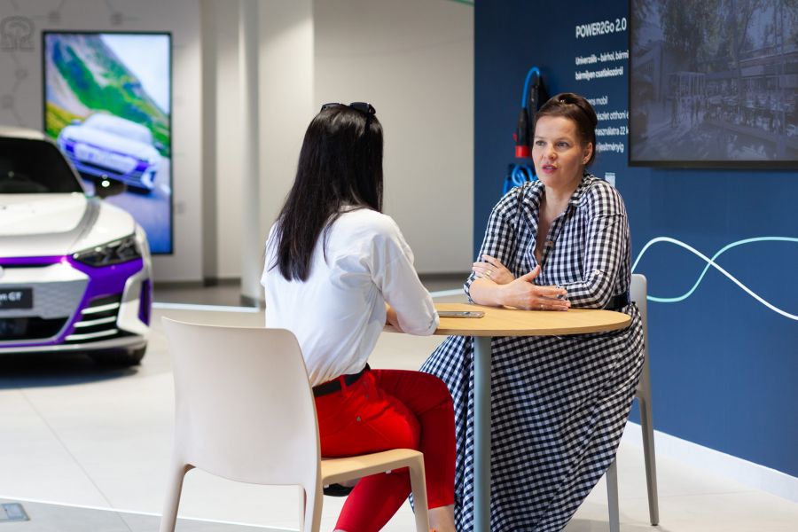 Vonzanak minket a színes autók, mégis a szürkét választjuk – Interjú - STYLENEWS - Interjúk - Audi, audi márkaigazgató, interjú, nők az autóiparban, Zakariás Fruzsina, 