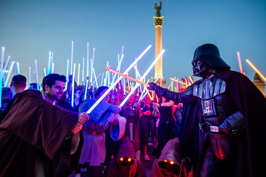 Fénykardokkal árasztották el a Hősök terét a Star Wars rajongók - STYLENEWS - Aktuális - budapest, fénykardok, fénykardok star wars, hírek, hősők tere, hősök tere star wars, star wars, 