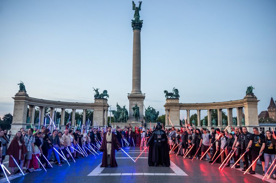Fénykardokkal árasztották el a Hősök terét a Star Wars rajongók - STYLENEWS - Aktuális - budapest, fénykardok, fénykardok star wars, hírek, hősők tere, hősök tere star wars, star wars, 
