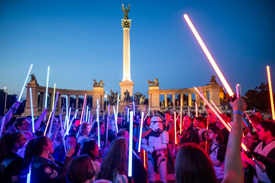 Fénykardokkal árasztották el a Hősök terét a Star Wars rajongók - STYLENEWS - Aktuális - budapest, fénykardok, fénykardok star wars, hírek, hősők tere, hősök tere star wars, star wars, 