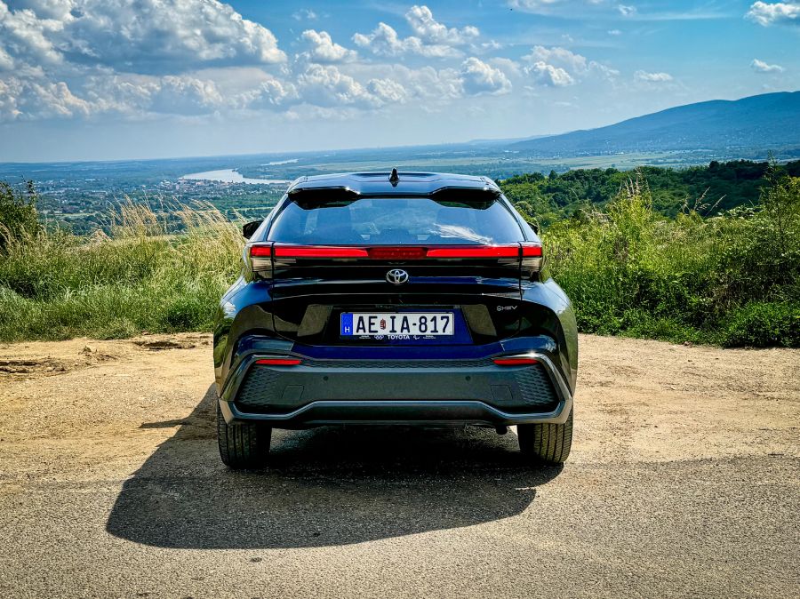 Bevált recept remek köntösben - Toyota C-HR 2.0 Hybrid 197 LE AWD e-CVT - STYLENEWS - Mobility - 2024 Toyota C-hr 2.0 hybrid teszt, 2024 Toyota C-hr AWD teszt, c-hr 2024, c-hr teszt, c-hr toyota, 