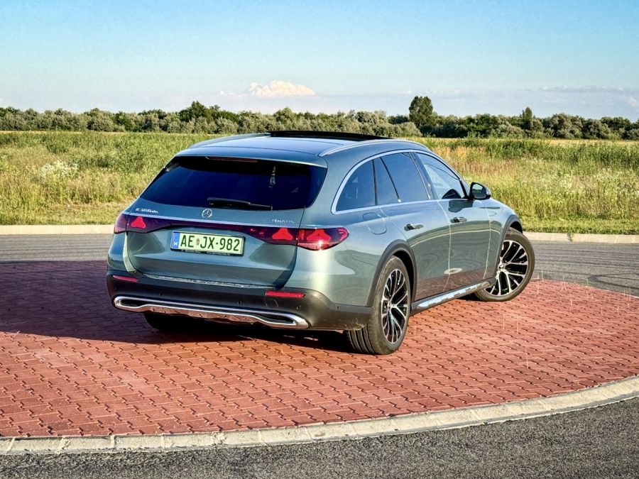 Az egyetlen Mercedes, amelyik piszkosan is menő - Mercedes-Benz E300de 4Matic All-Terrain - STYLENEWS - Mobility - 2024 mercedes e All terrain teszt, 2024 mercedes-benz e300de All-terrain teszt, e300 mercedes 2024, e300de, e300de kombi, e300de mercedes, e300de mercedes teszt, 