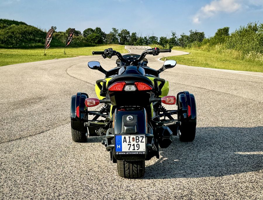 Hórobogózás aszfalton – Can Am Spider F3 - STYLENEWS - Mobility - can am spider  teszt, can am spider f3, can am spider f3 teszt, canam 2024, 