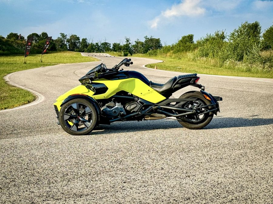 Hórobogózás aszfalton – Can Am Spider F3 - STYLENEWS - Mobility - can am spider  teszt, can am spider f3, can am spider f3 teszt, canam 2024, 