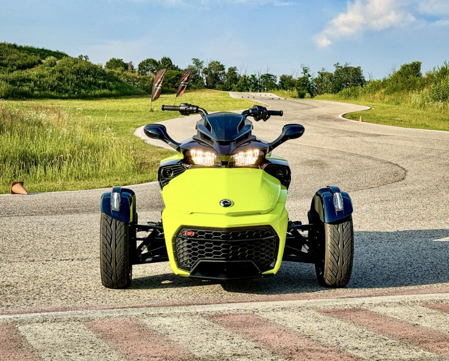 Hórobogózás aszfalton – Can Am Spider F3 - STYLENEWS - Mobility - can am spider  teszt, can am spider f3, can am spider f3 teszt, canam 2024, 