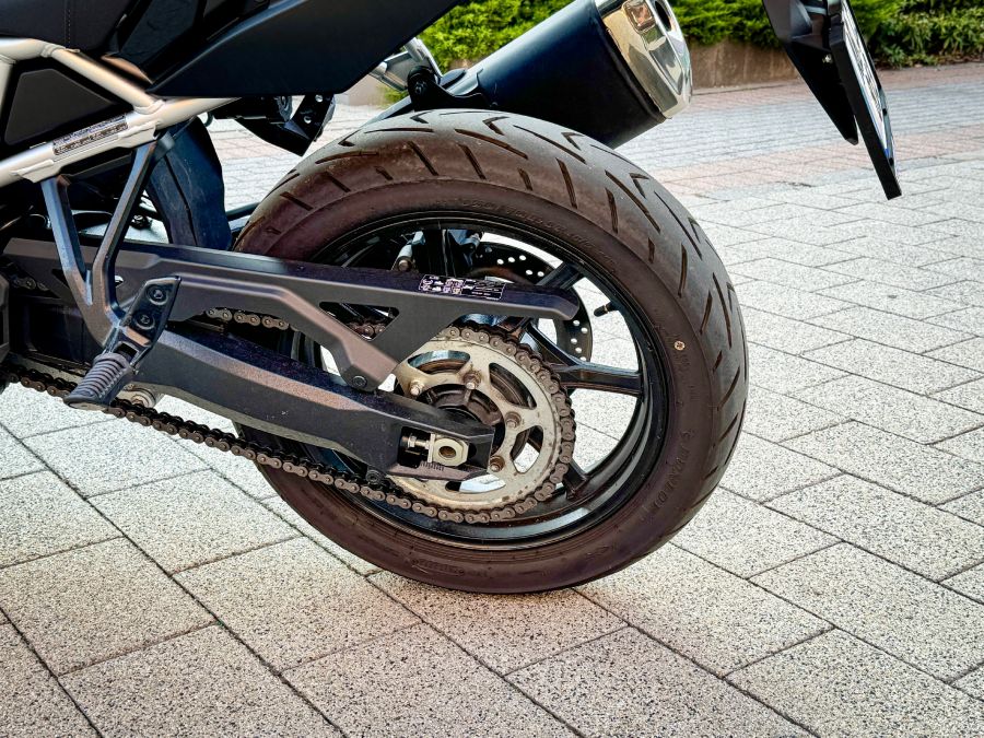 Megoldás, ha nem vagy elég magas – Suzuki V-Strom 800 - STYLENEWS - Mobility - 2024 suzuki v-strom 800 teszt, v-strom 800, v-strom 800 teszt, 