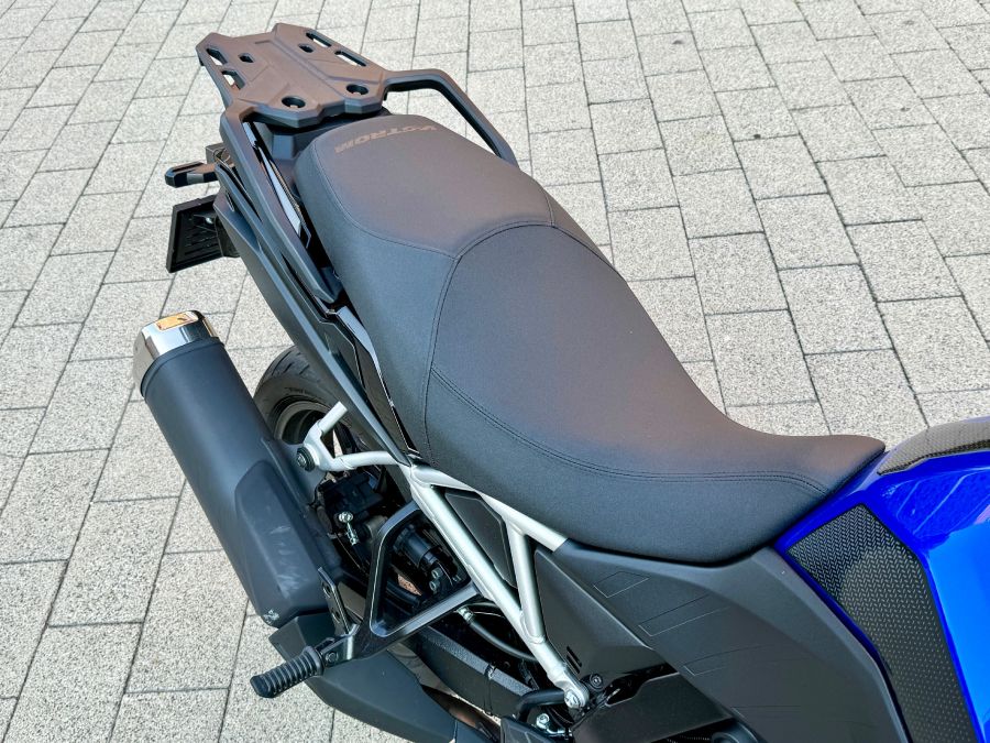 Megoldás, ha nem vagy elég magas – Suzuki V-Strom 800 - STYLENEWS - Mobility - 2024 suzuki v-strom 800 teszt, v-strom 800, v-strom 800 teszt, 