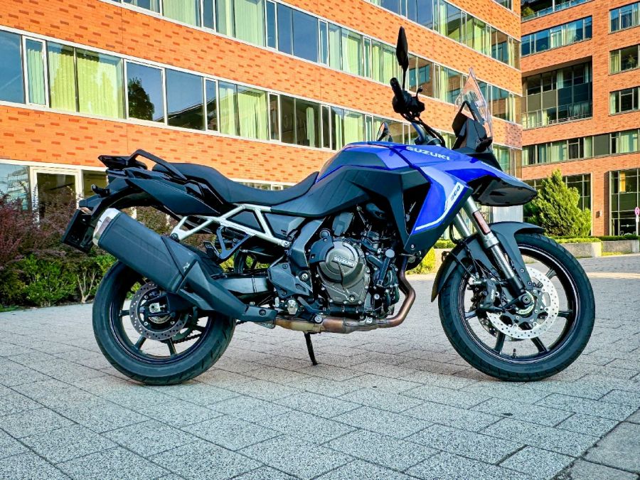 Megoldás, ha nem vagy elég magas – Suzuki V-Strom 800 - STYLENEWS - Mobility - 2024 suzuki v-strom 800 teszt, v-strom 800, v-strom 800 teszt, 