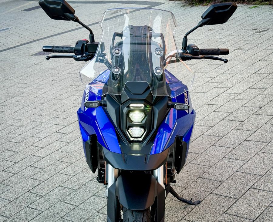 Megoldás, ha nem vagy elég magas – Suzuki V-Strom 800 - STYLENEWS - Mobility - 2024 suzuki v-strom 800 teszt, v-strom 800, v-strom 800 teszt, 