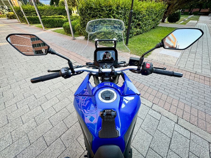 Megoldás, ha nem vagy elég magas – Suzuki V-Strom 800 - STYLENEWS - Mobility - 2024 suzuki v-strom 800 teszt, v-strom 800, v-strom 800 teszt, 