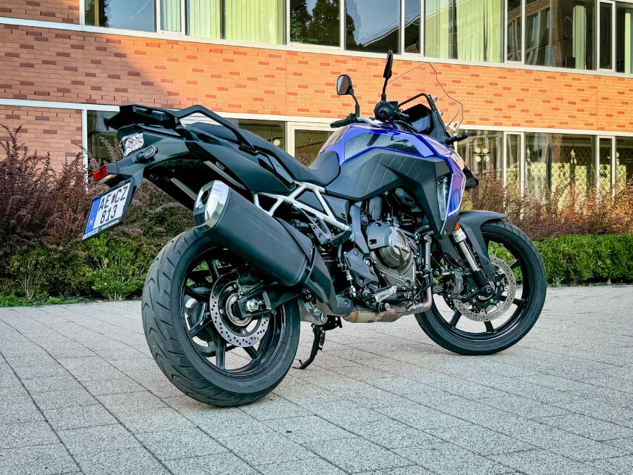 Megoldás, ha nem vagy elég magas – Suzuki V-Strom 800 - STYLENEWS - Mobility - 2024 suzuki v-strom 800 teszt, v-strom 800, v-strom 800 teszt, 