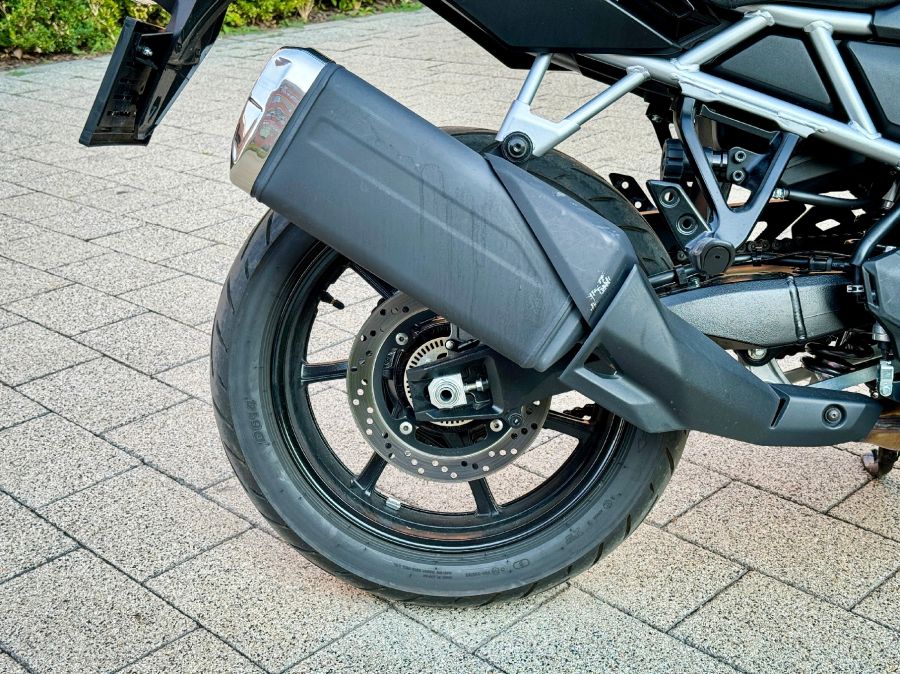 Megoldás, ha nem vagy elég magas – Suzuki V-Strom 800 - STYLENEWS - Mobility - 2024 suzuki v-strom 800 teszt, v-strom 800, v-strom 800 teszt, 