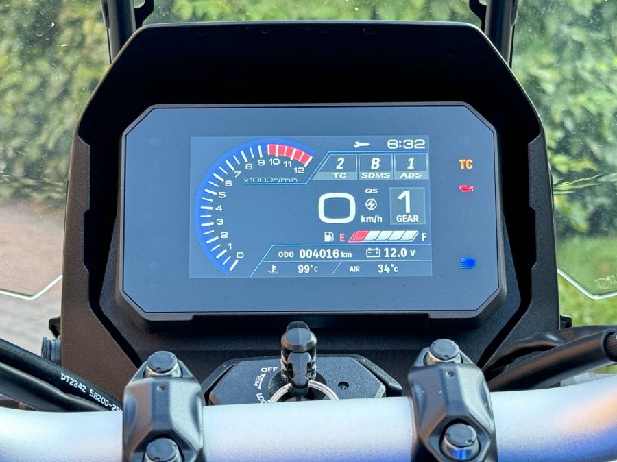 Megoldás, ha nem vagy elég magas – Suzuki V-Strom 800 - STYLENEWS - Mobility - 2024 suzuki v-strom 800 teszt, v-strom 800, v-strom 800 teszt, 