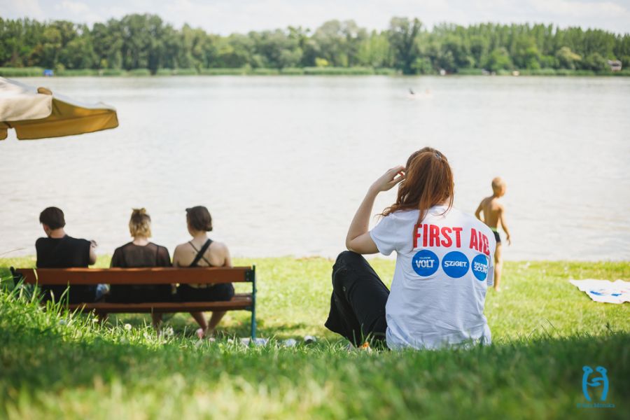 Fesztivál-pszichológia – Mentális biztonság a Sziget fesztivál területén - Fesztelen mindennapok -  - helperek, pszichológia, pszichológus, pszichológus helperek, sziget, sziget 2024, sziget fesztivál, sziget helperek, 