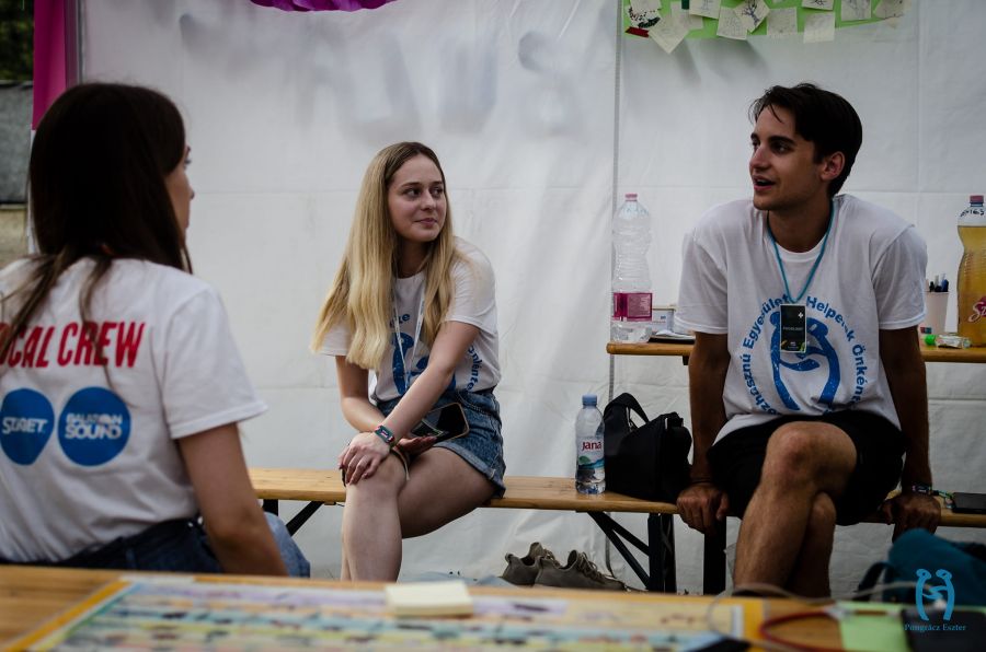 Fesztivál-pszichológia – Mentális biztonság a Sziget fesztivál területén - Fesztelen mindennapok -  - helperek, pszichológia, pszichológus, pszichológus helperek, sziget, sziget 2024, sziget fesztivál, sziget helperek, 