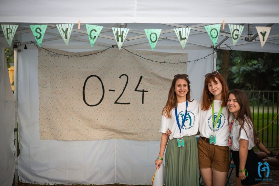 Fesztivál-pszichológia – Mentális biztonság a Sziget fesztivál területén - Fesztelen mindennapok -  - helperek, pszichológia, pszichológus, pszichológus helperek, sziget, sziget 2024, sziget fesztivál, sziget helperek, 