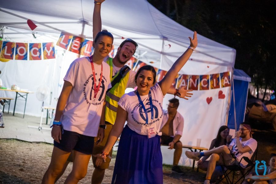 Fesztivál-pszichológia – Mentális biztonság a Sziget fesztivál területén - Fesztelen mindennapok -  - helperek, pszichológia, pszichológus, pszichológus helperek, sziget, sziget 2024, sziget fesztivál, sziget helperek, 