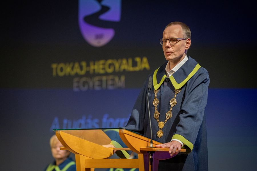 Tizennégy ország borászati szakembereinek tudományos találkozója - STYLENEWS - Aktuális - bor, borászat, debreceni egyetem, Prof. Dr. Kéri Szabolcs, szőlészet, Tokai-Hegyaljai Egyetem, 