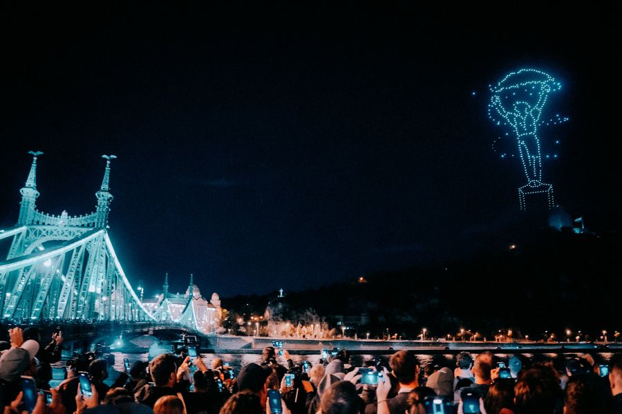 Megérkezett a videó a látványos drónshow-ról! Rákacsintott Budapestre, majd táncra perdült a Szabadság-szobor - STYLENEWS -  - budapest, drónshow gellért hegy, drónshow szabadság szobor, szabadság szobor, yettel, 