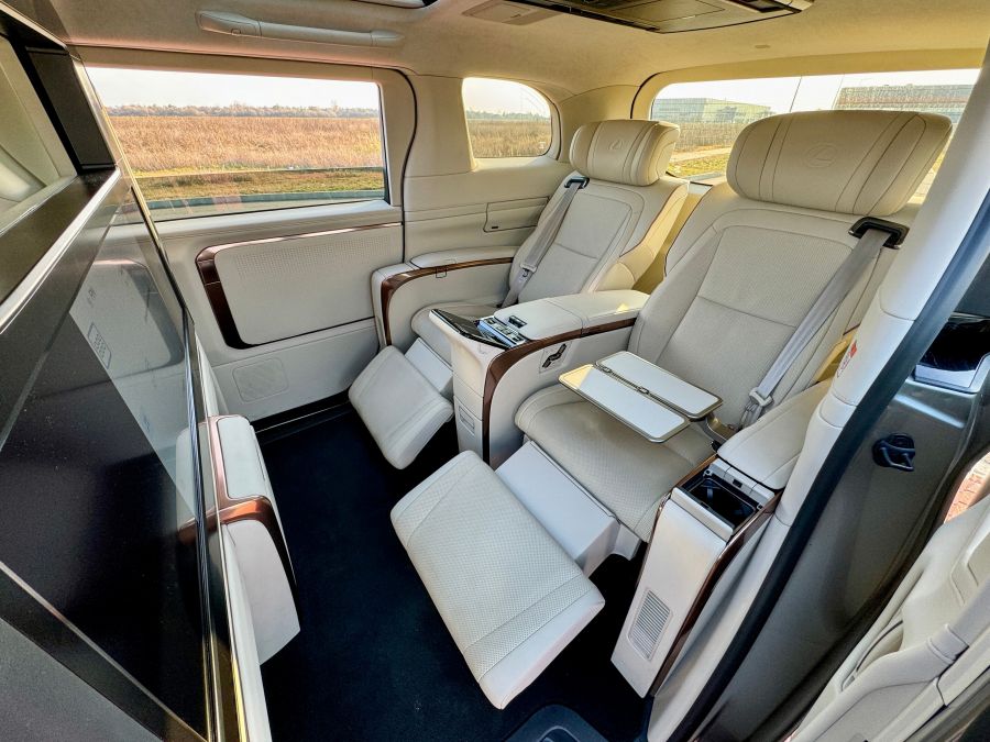 Business class vagy private jet négykeréken? Bemutatkozik a Lexus LM 350h AWD Supreme - Mobility -  - 