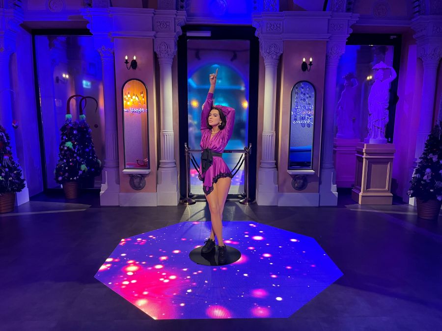 Dua Lipa viaszfigurája Budapestre érkezett - STYLENEWS - Aktuális - Alessandra Rich, Dua Lipa, Madame Tussauds, 