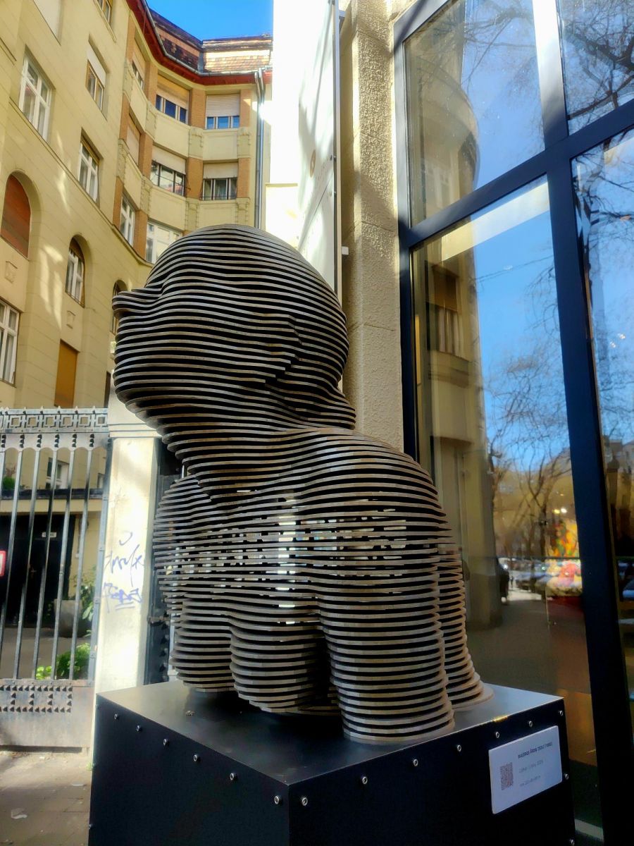 400 kilós fémszobor tűnt fel a Falk Miksa utcában - STYLENEWS - Style ART - falk miksa utca, fényjáték, galéria, Majoros Áron Zsolt, szobor, Virág Judit Galéria, 