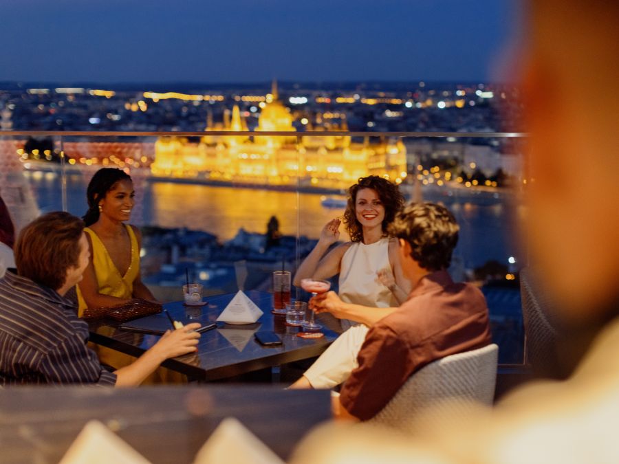 Feledhetetlen élmények, új ízek és exkluzív italok a White Raven Skybarban - STYLENEWS - Rendezvények - hilton budapest, white raven skybar, 