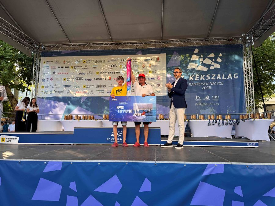 Királyék egyesített csapata, a Sponsi kapta az 57. Kékszalag KPMG Fair Play-díját - STYLENEWS - Aktuális - Kékszalag Raiffeisen Nagydíj, 