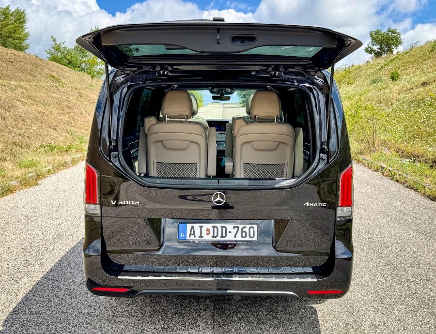 Luxus SUV helyett Luxus busz: A megújult Mercedes-Benz V 300 d 4MATIC - Mobility -  - 