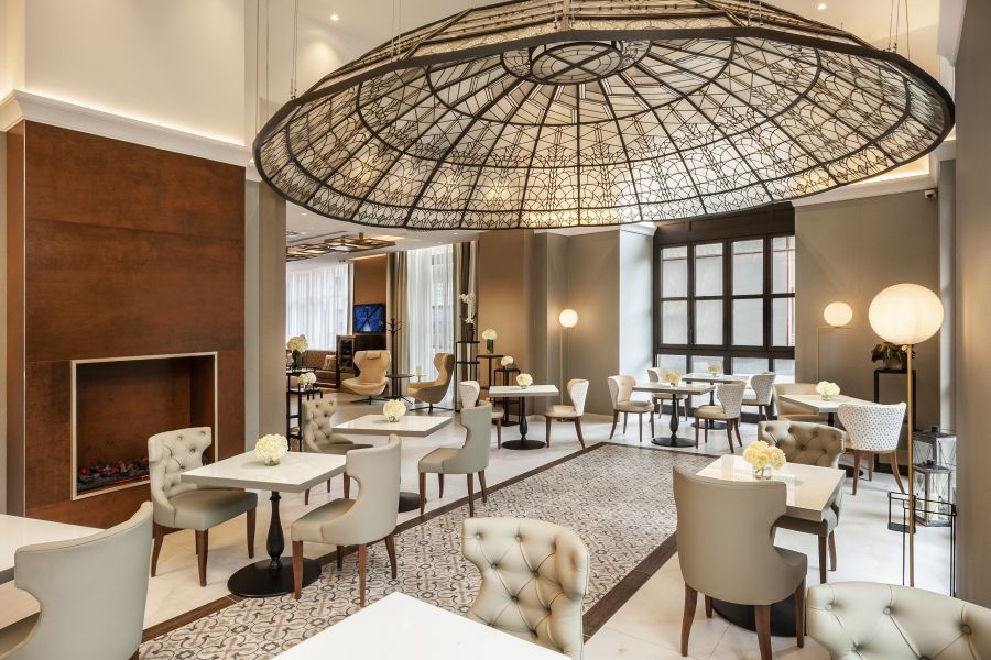 Szarvasgomba és kaviár jár a pogácsához, ehető arany pedig a kekszhez a Zsolnay Kávéházban - STYLELIFE - STYLE LOUNGE - Radisson Blu Béke Hotel, Stílusgourmand Afternoon Tea by Zsolnay Café, Zsolnay porcelánszervíz, 