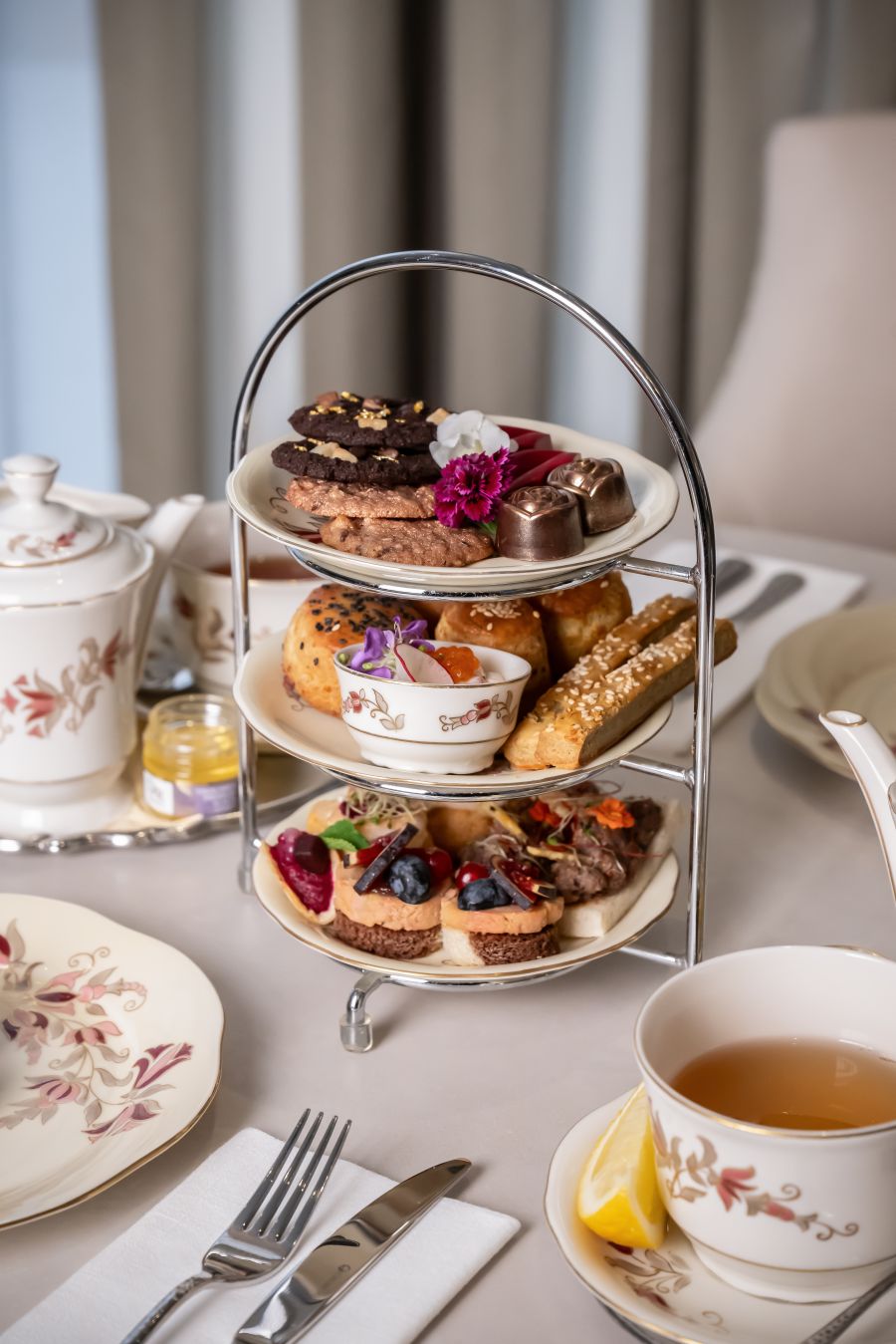 Szarvasgomba és kaviár jár a pogácsához, ehető arany pedig a kekszhez a Zsolnay Kávéházban - STYLELIFE - STYLE LOUNGE - Radisson Blu Béke Hotel, Stílusgourmand Afternoon Tea by Zsolnay Café, Zsolnay porcelánszervíz, 