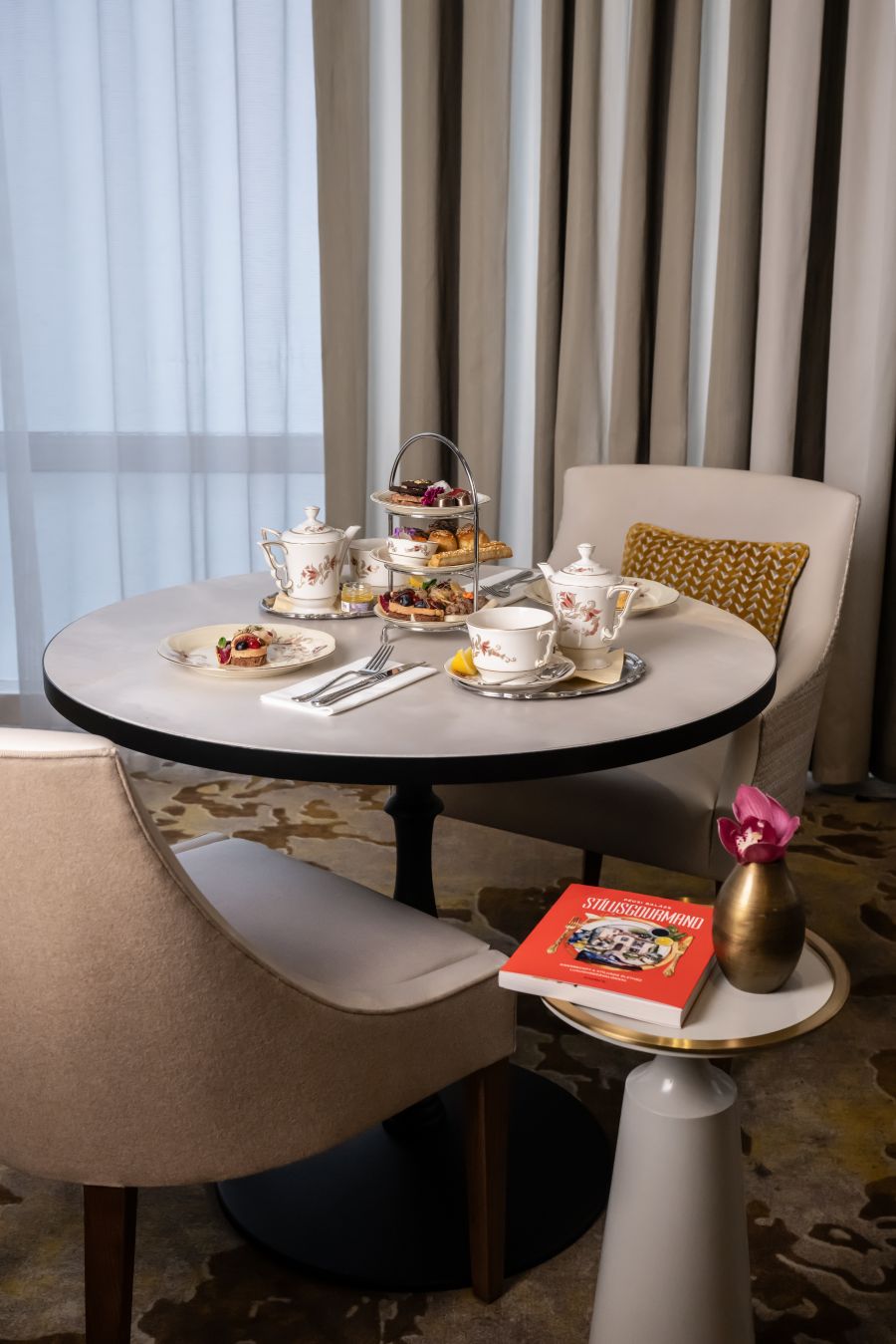 Szarvasgomba és kaviár jár a pogácsához, ehető arany pedig a kekszhez a Zsolnay Kávéházban - STYLELIFE - STYLE LOUNGE - Radisson Blu Béke Hotel, Stílusgourmand Afternoon Tea by Zsolnay Café, Zsolnay porcelánszervíz, 