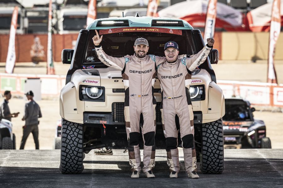 A defender sikeresen debütált az idei Dakaron: hármas győzelem a prológon, a tereprali-világbajnokság nyitányán - STYLENEWS - Mobility - dakar, dakar 2026, defender, 