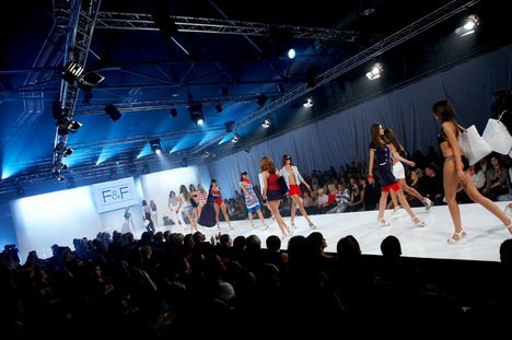 A sztárok is kíváncsiak voltak az F&F látványos divatbemutatójára - Hírek  -  - Czifra Noémi, divat show, F&F, F&F Blue, Gallusz Niki, Polyák Lilla, Szabó Patrícia, Széles Izabella, Szerednyei Béla, Vasúttörténeti Park, Zimány Linda, 